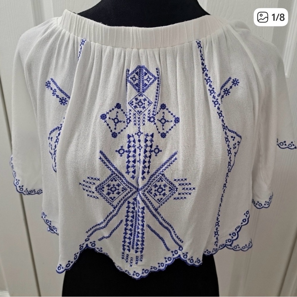 Vestique Embroidered Cropped Top    Size L